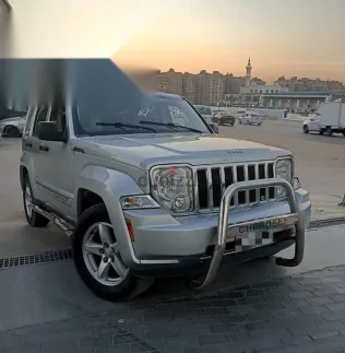 جيب شيروكي 2009 فضي مستعملة للبيع
