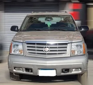 كاديلاك اسكاليد 2005 ذهبي مستعملة للبيع